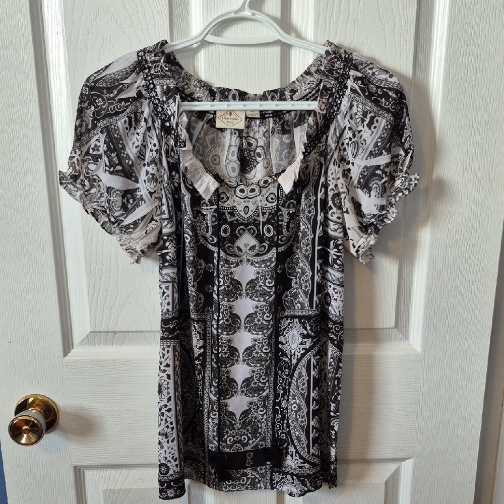 Black and White Scoop Neck Blouse